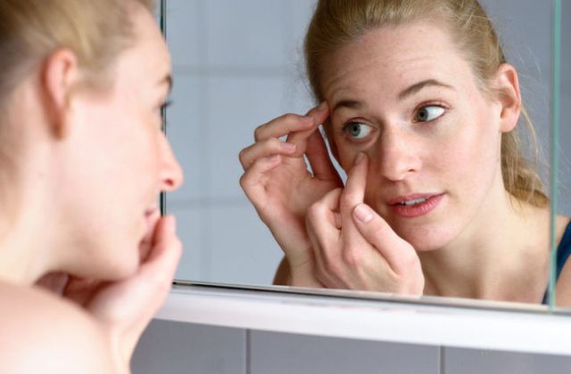 can spraying perfume in your eye make you blind