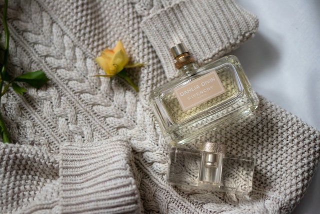 tips to remove smell perfume from clothes
