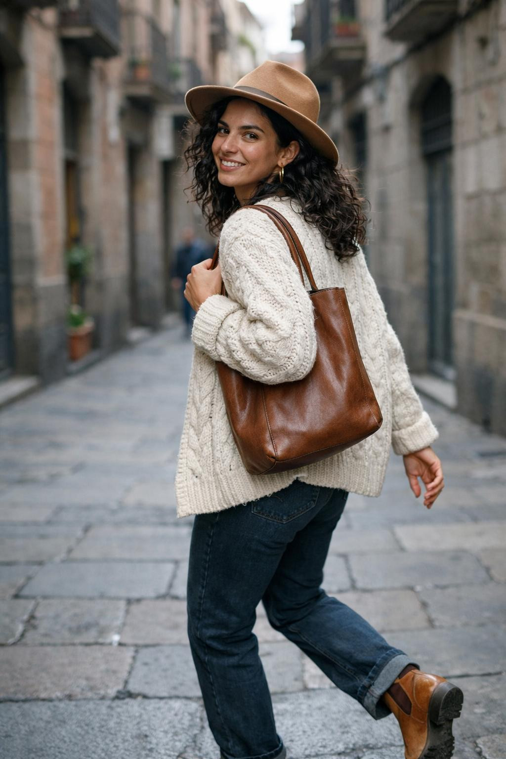 Casual winter outfits with oversized cream cable-knit cardigan and felt hat