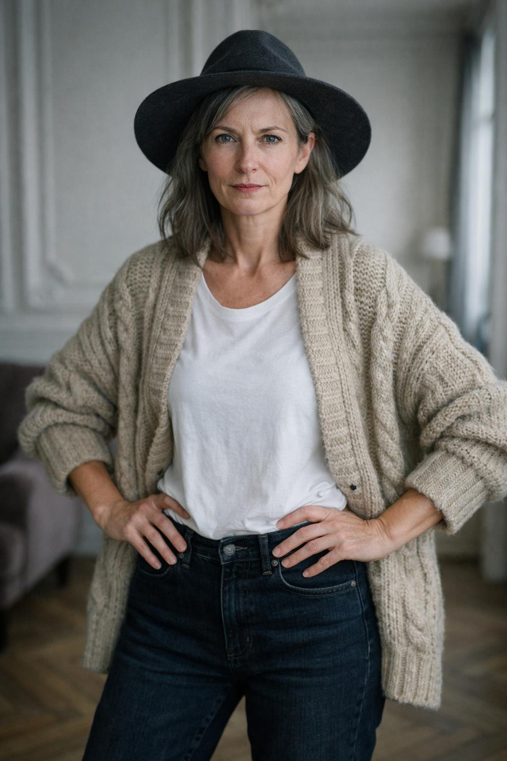 Casual winter outfits with oversized beige cardigan and felt hat
