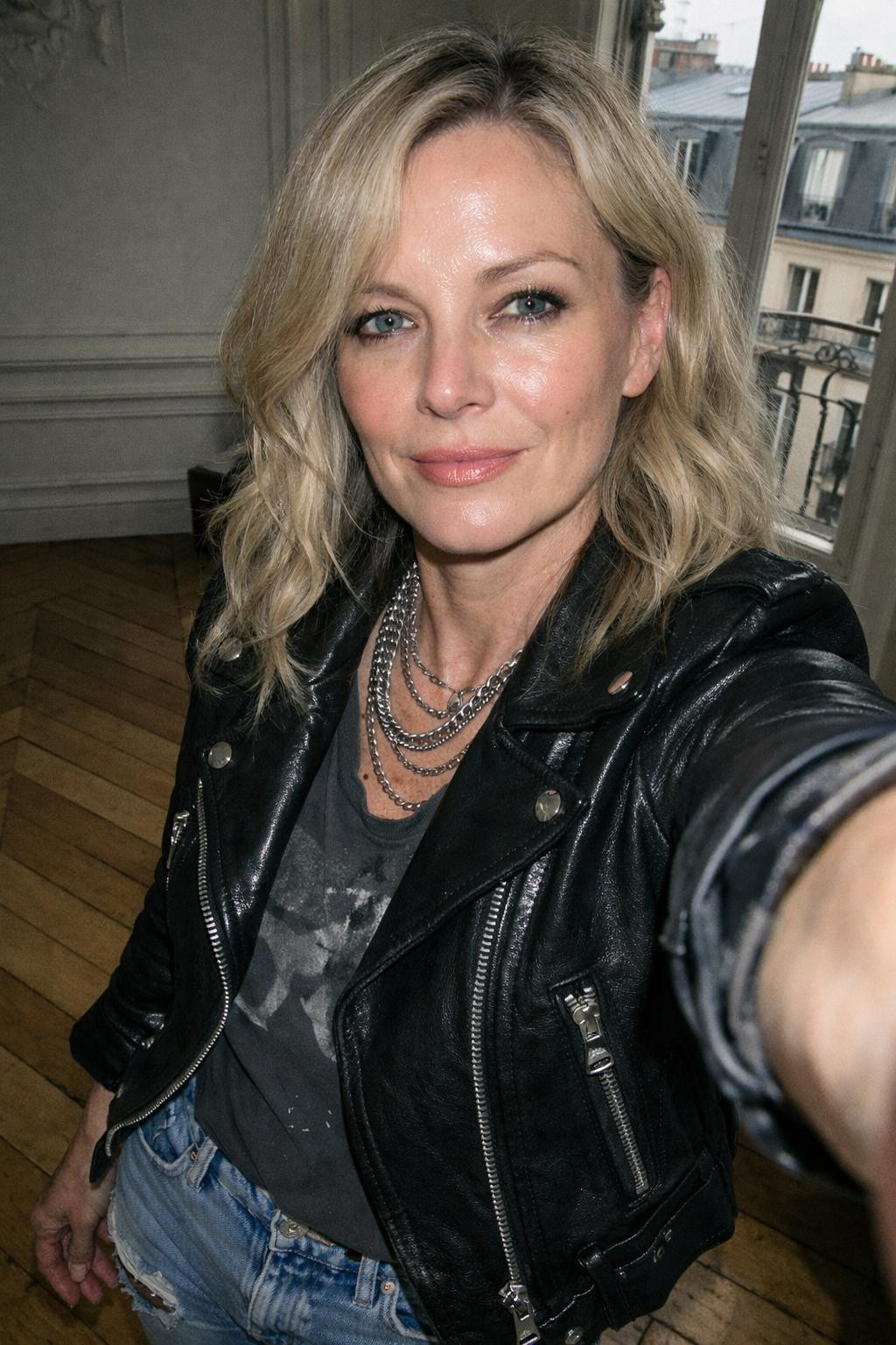 Country concert outfit ideas with black leather jacket and band tee
