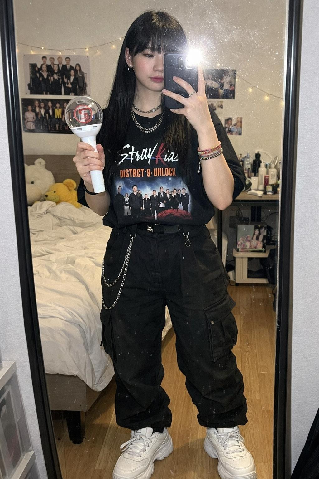 Kpop concert outfit ideas with cargo pants and sneakers