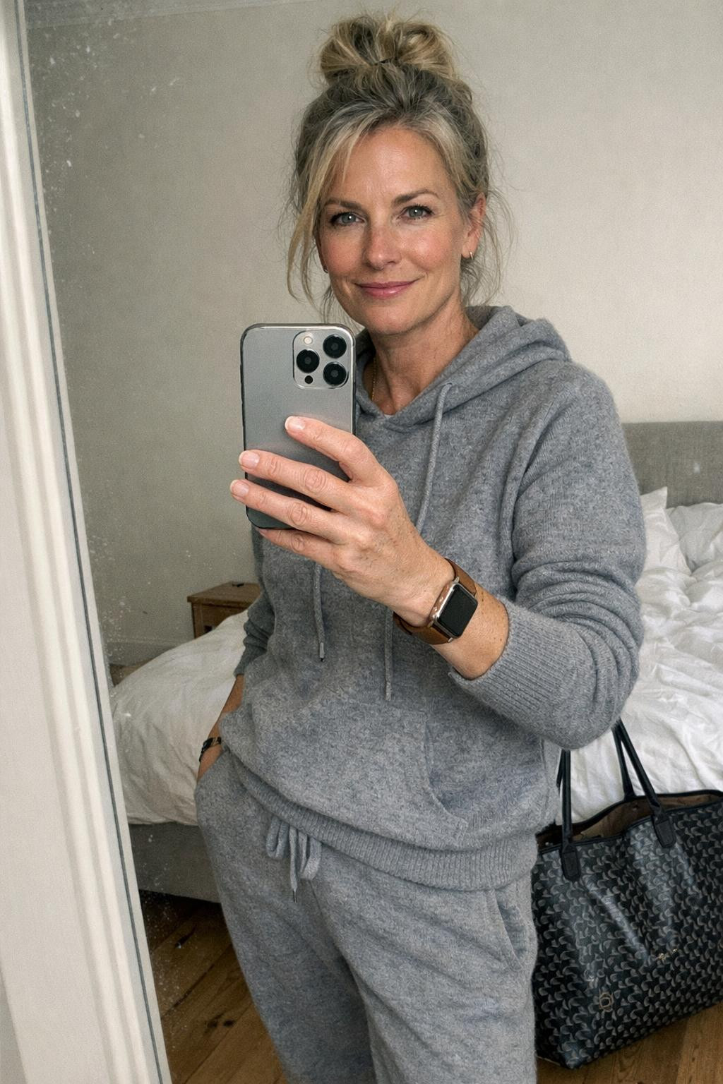 Casual airport outfit ideas mirror selfie with travel-ready styling