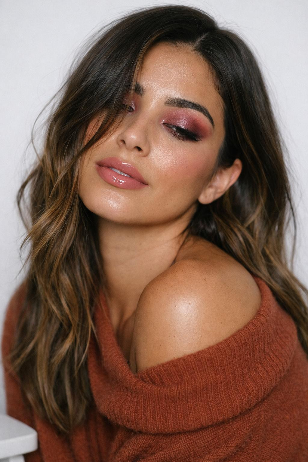 Valentine's makeup looks with romantic pink burgundy eyeshadow and glossy nude-pink lips