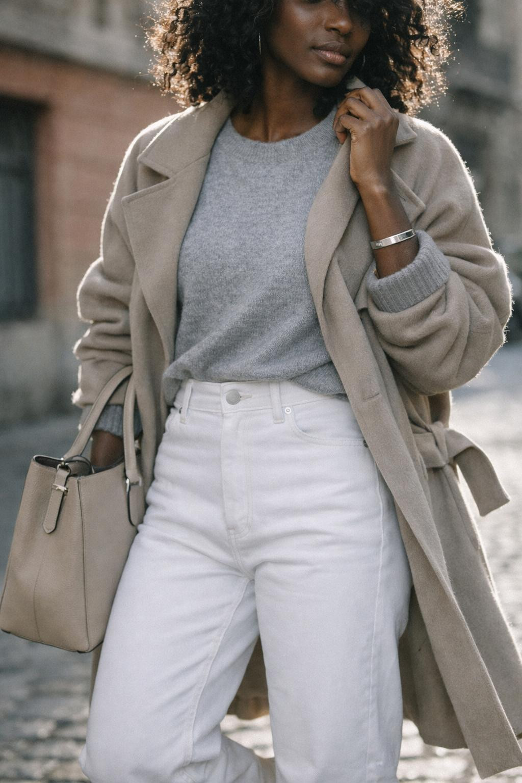 White jeans outfit with grey cashmere sweater and beige trench coat