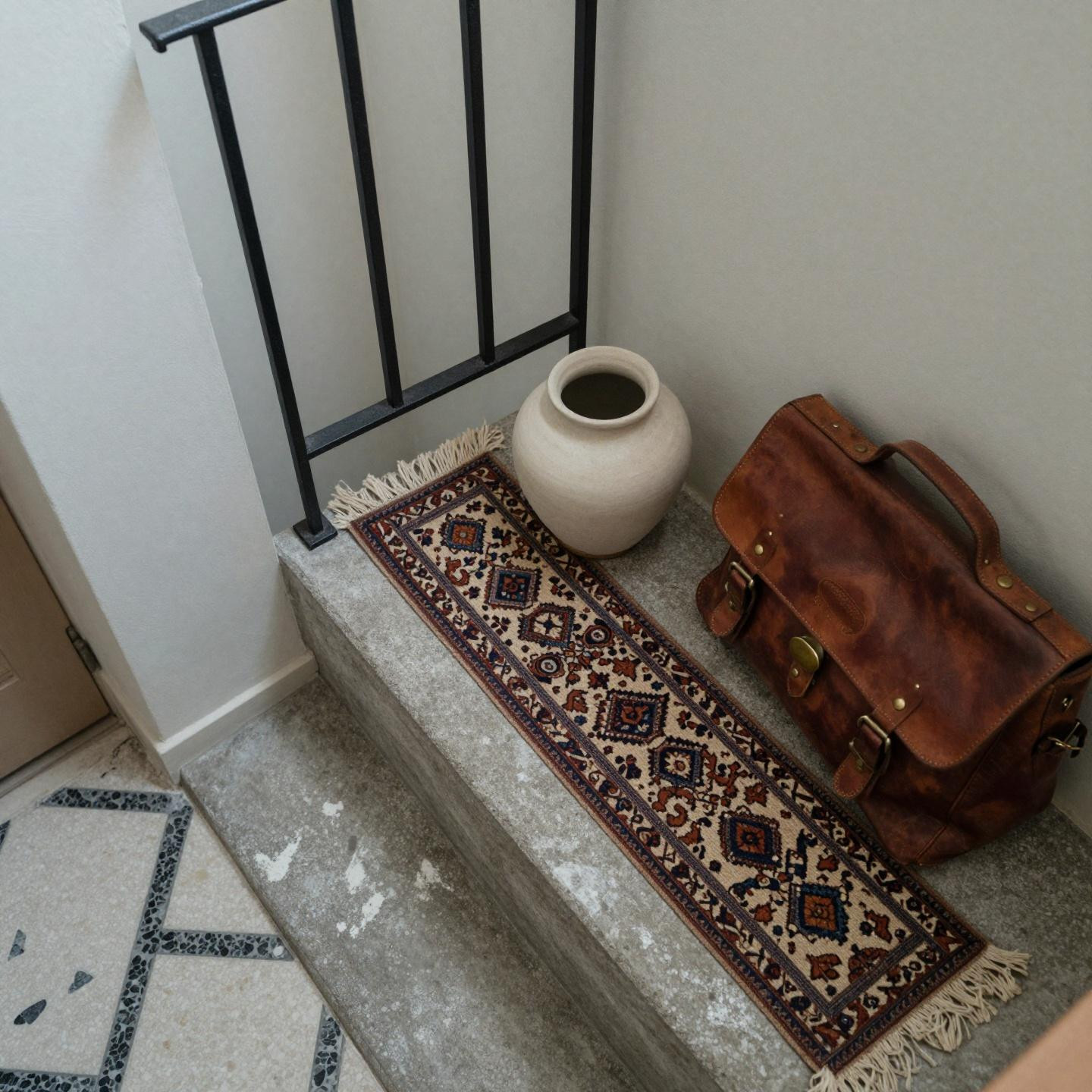 Cute front porch ideas with limewash walls and Turkish runner