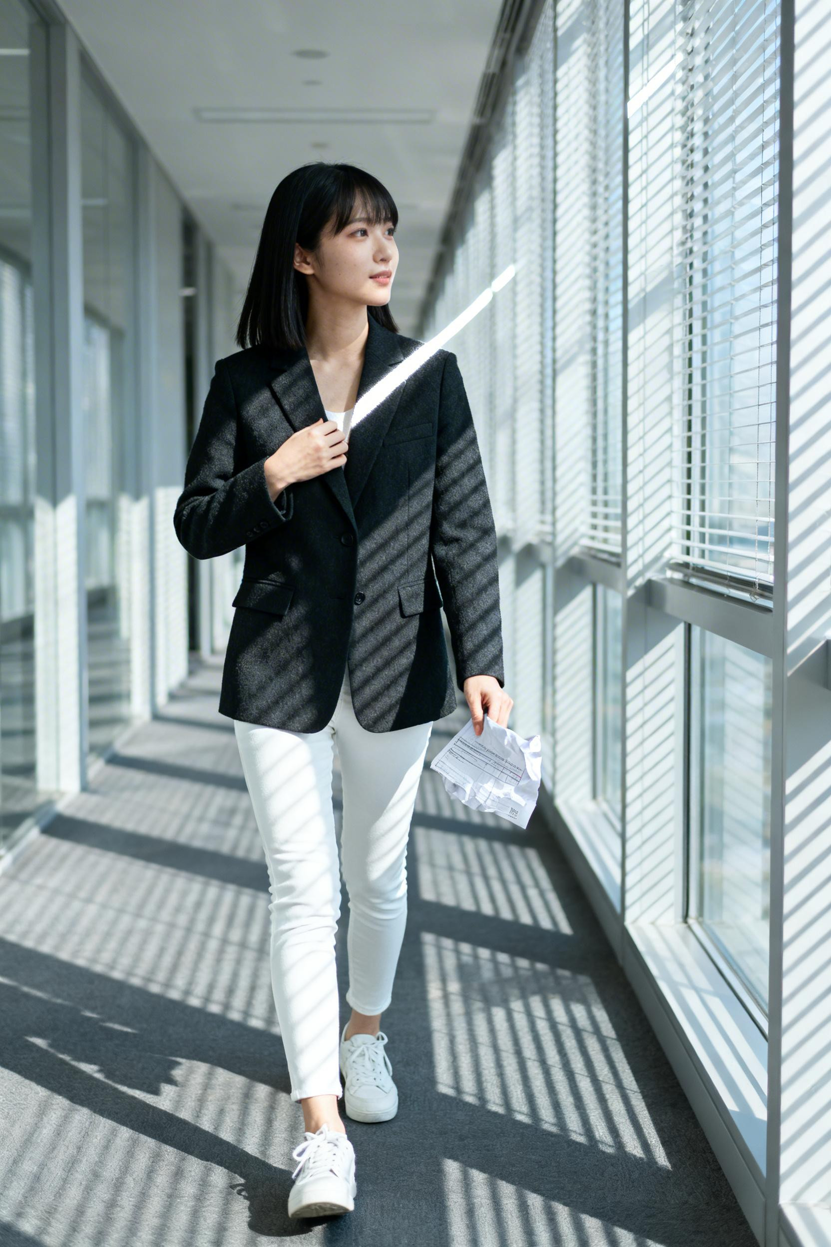 Thursday Office Outfit - black blazer white ankle pants