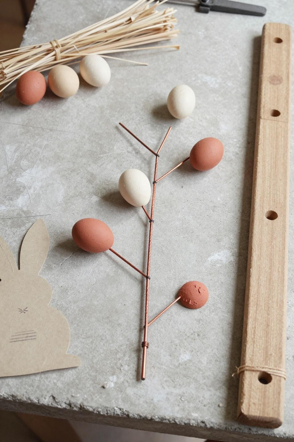 Easter wreath craft with copper wire and ivory papier-mâché eggs