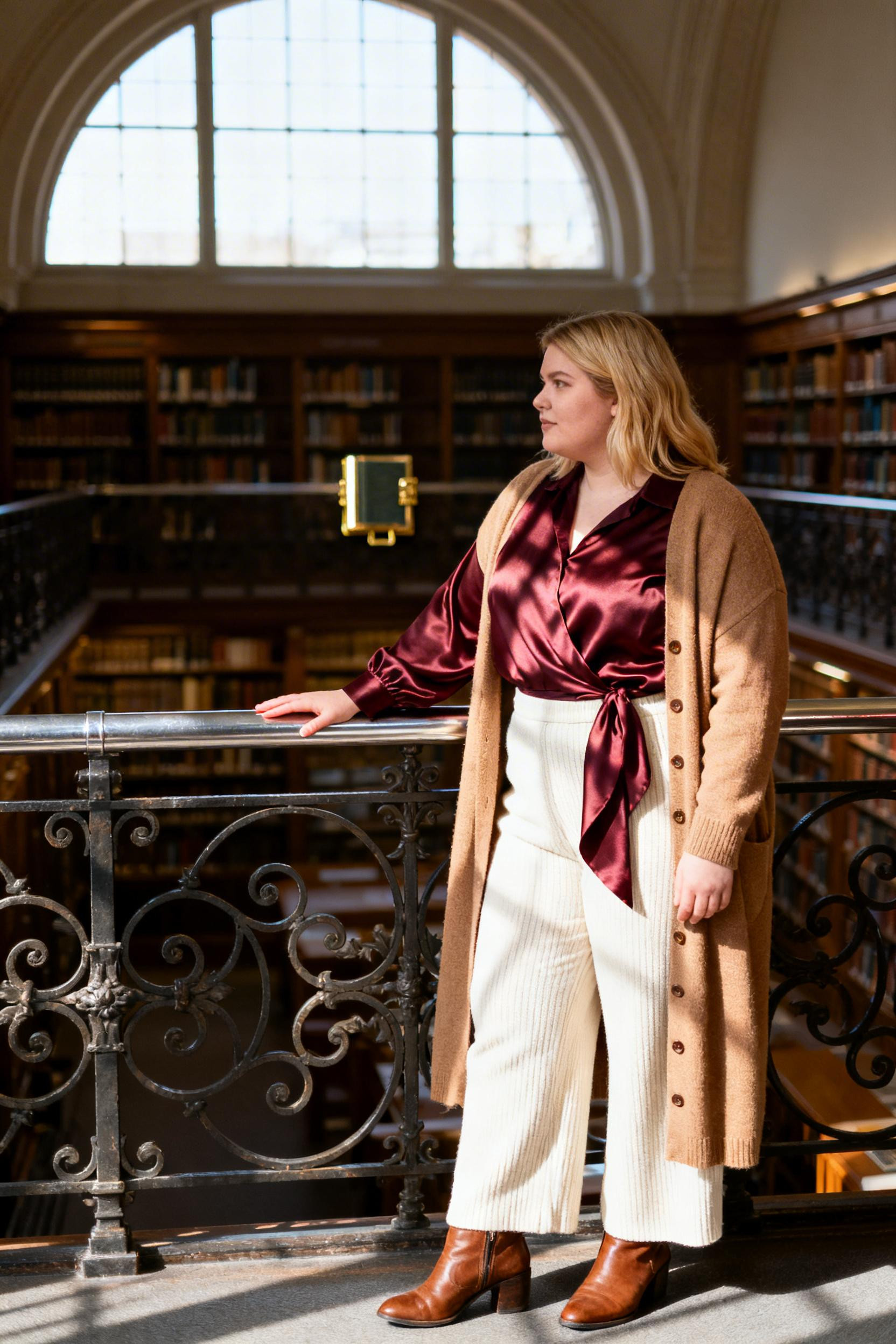 Outfit Curvy Elegante - burgundy silk wide-leg pants