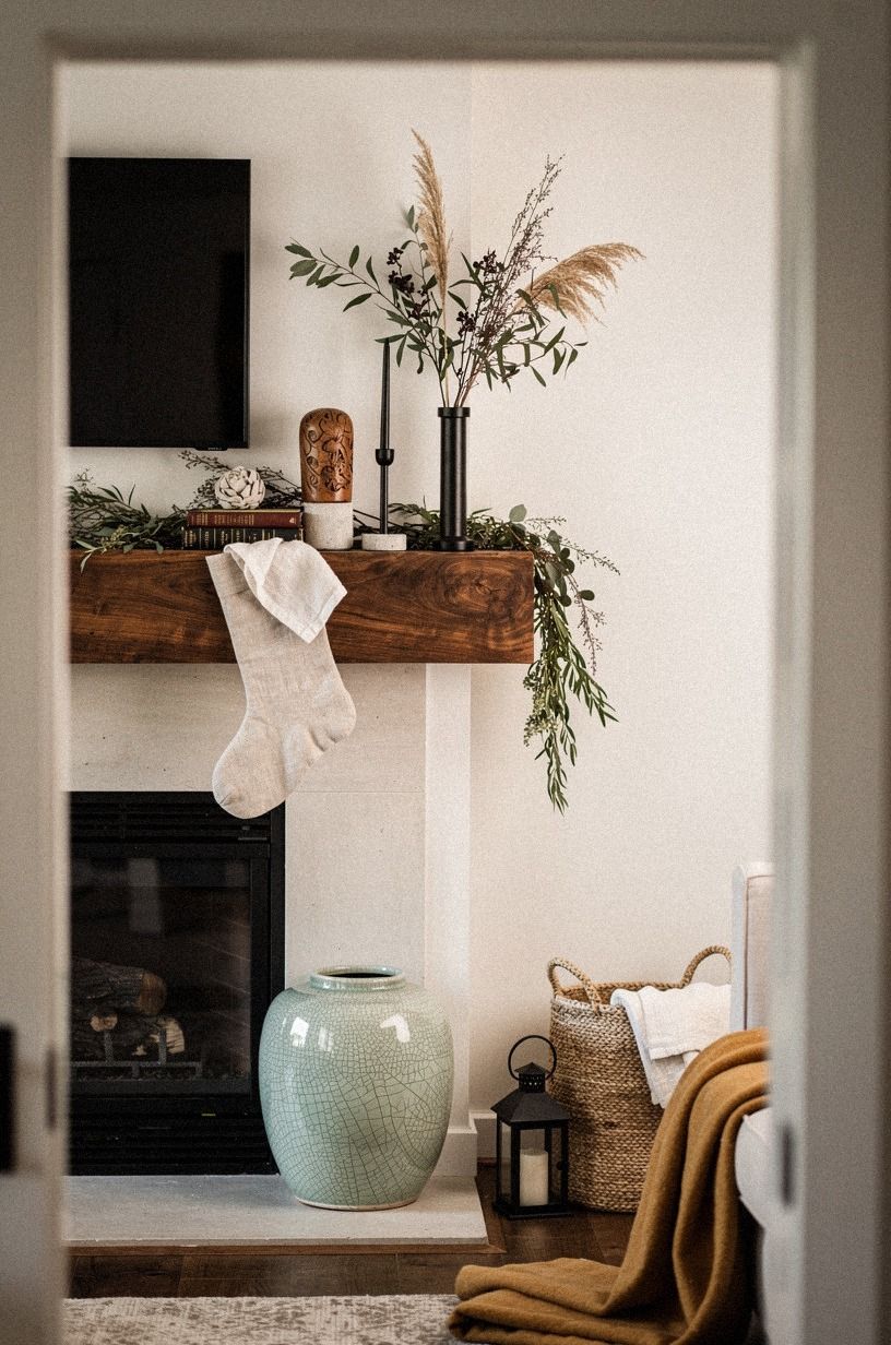 Soften the fireplace with linen stockings