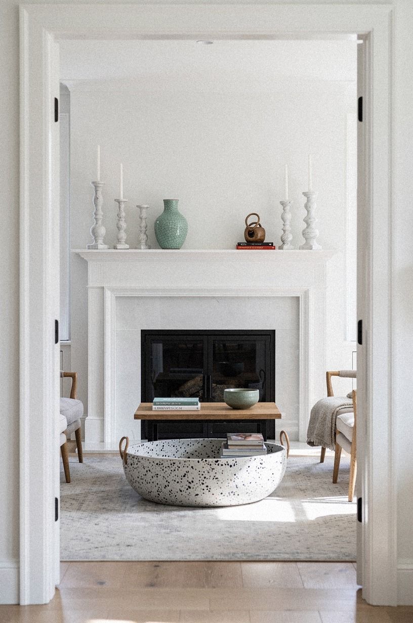 Style marble candleholders in uneven heights