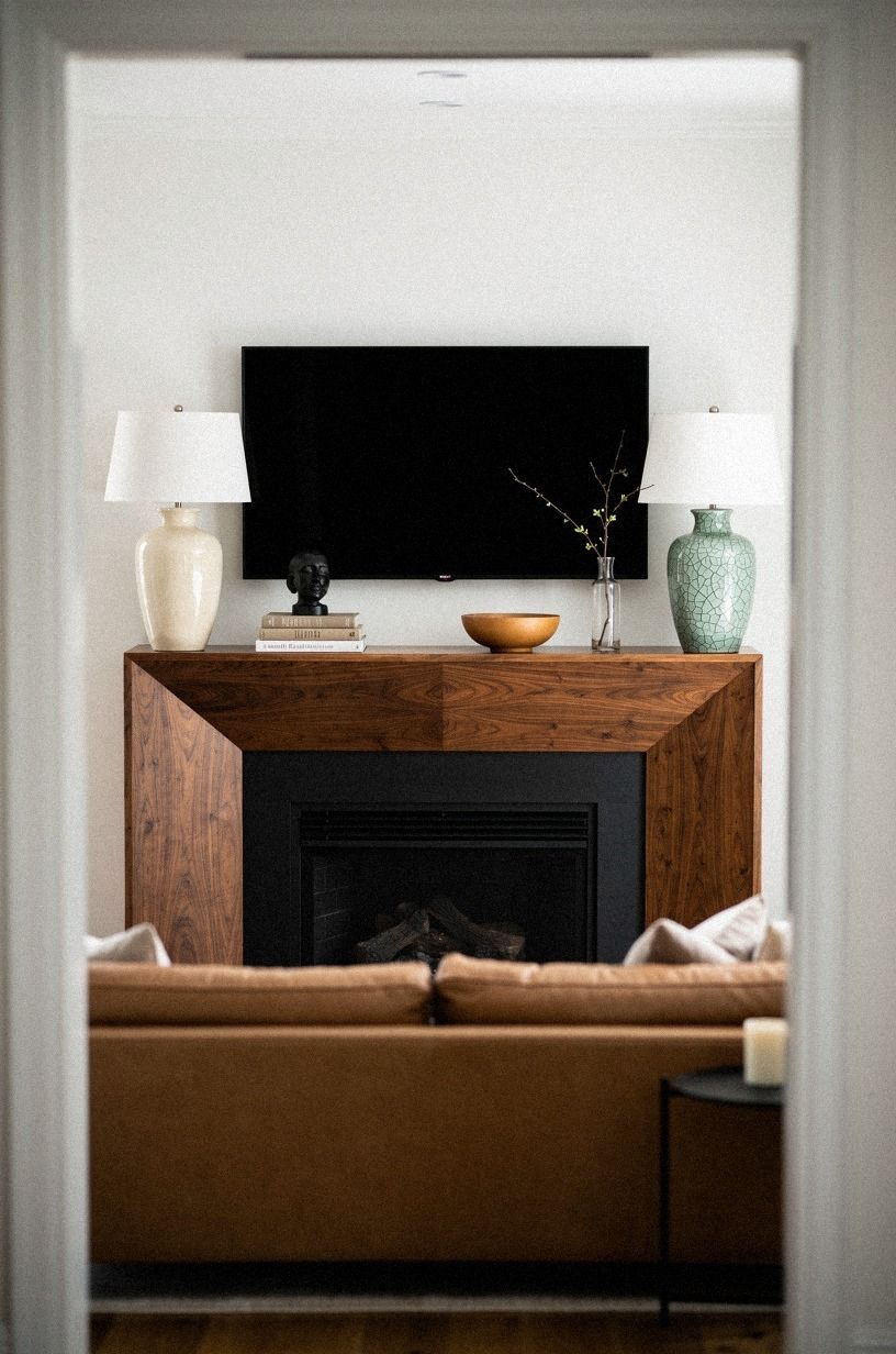 Floor lantern symmetry vs ceramic lamps: which fits your wall?