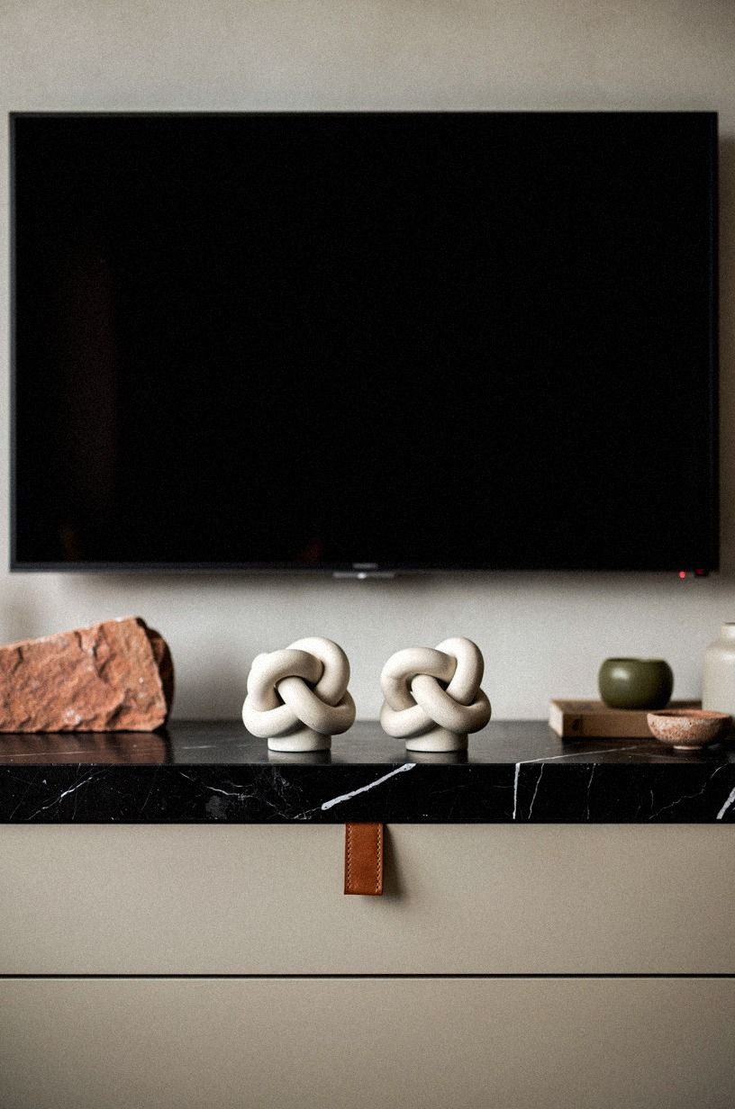 Use twin ceramic knots as quiet bookends