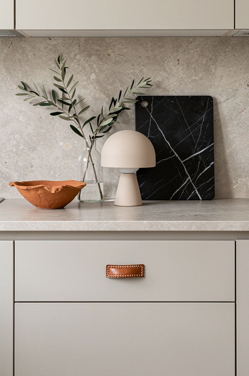 Keep one ceramic lamp on the counter