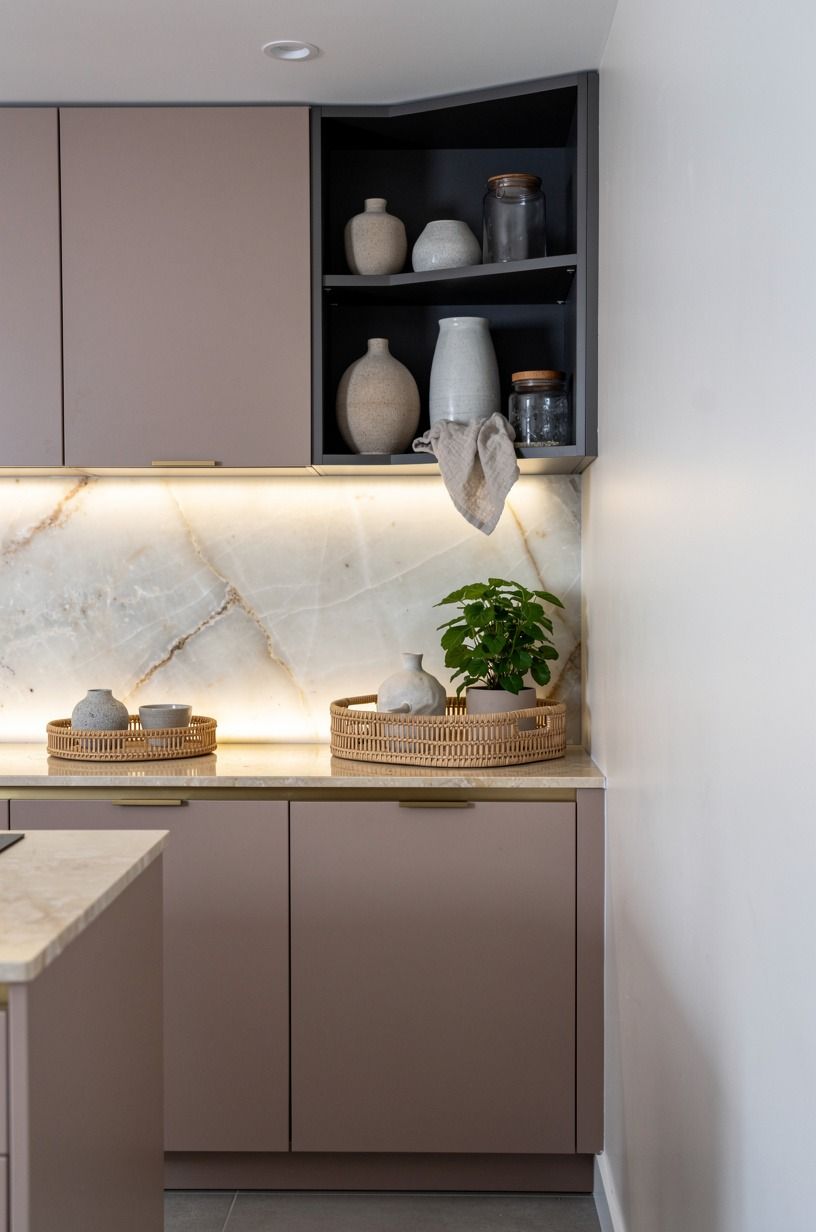 Style open corners with handmade ceramic pieces