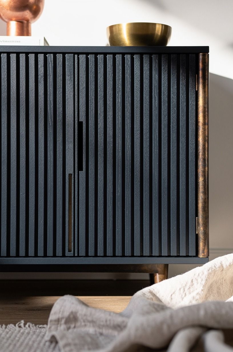 Hide push latches on slatted cabinet panels