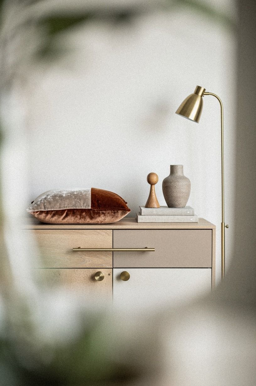 Why mixing warm metals across a two-tone cabinet works