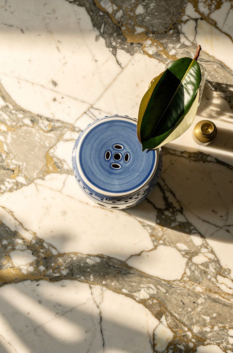 Set a blue and white garden stool