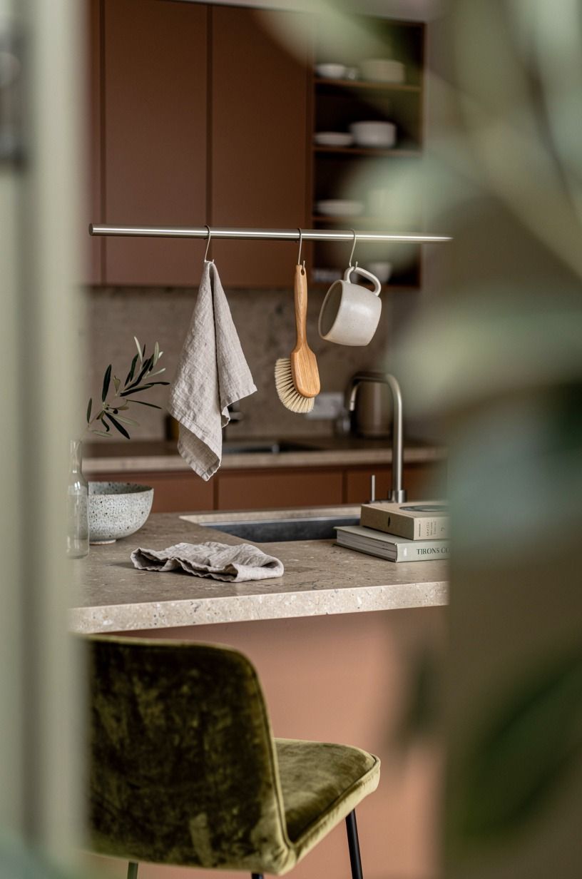 Frame your sink with a single hardworking rail