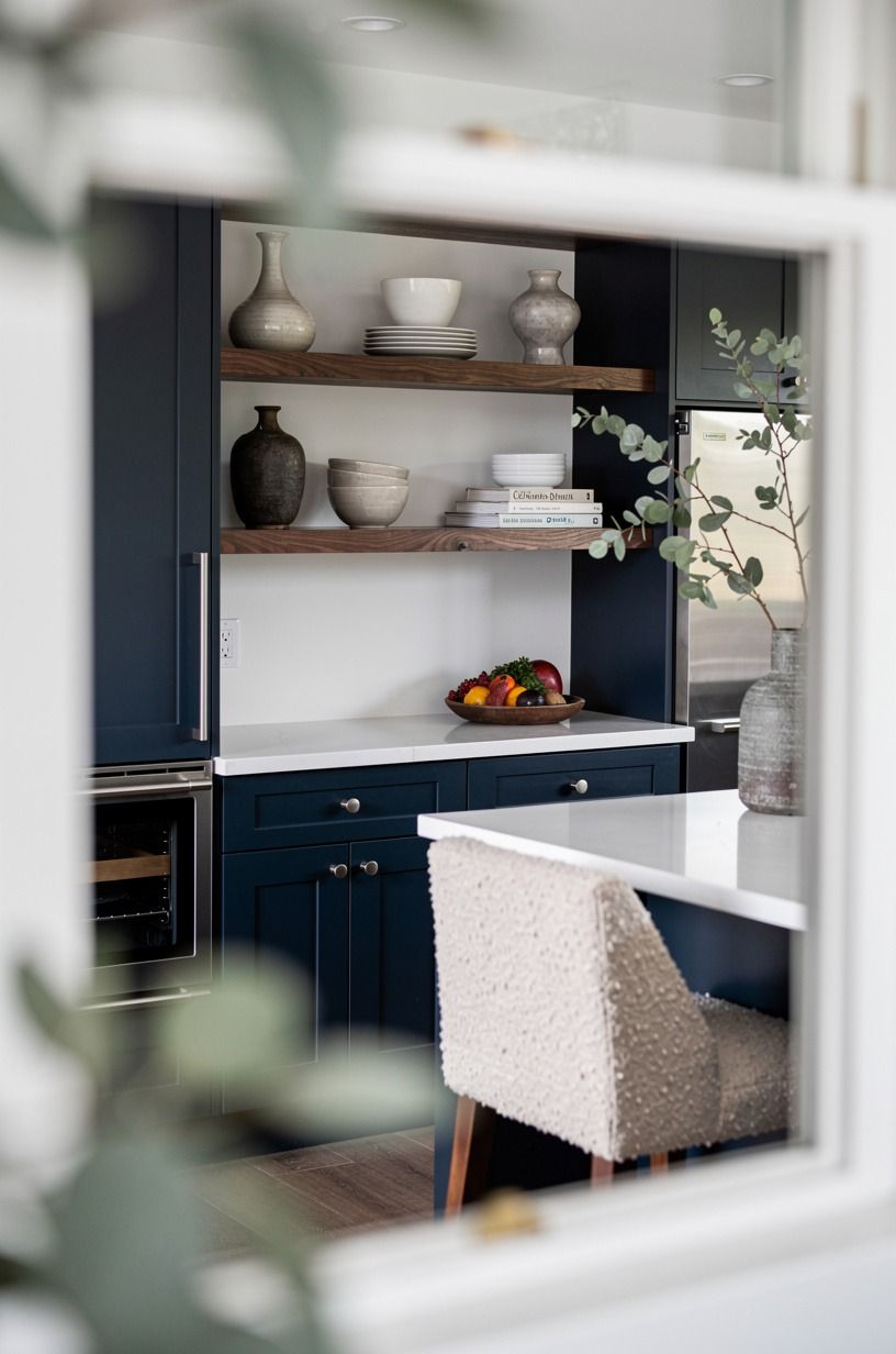 Layer Open Shelves with Restraint