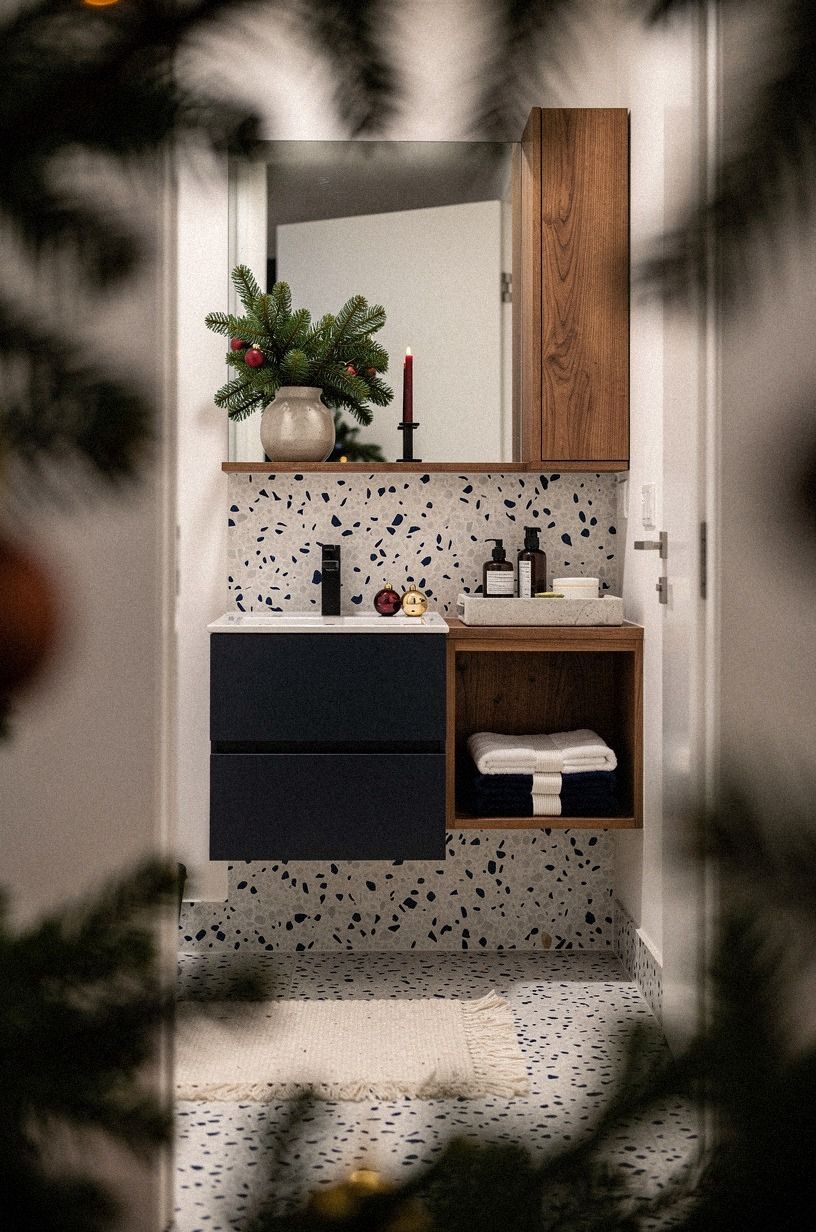 Can a Tiny Bathroom Carry Bold Christmas Bathroom Ideas?