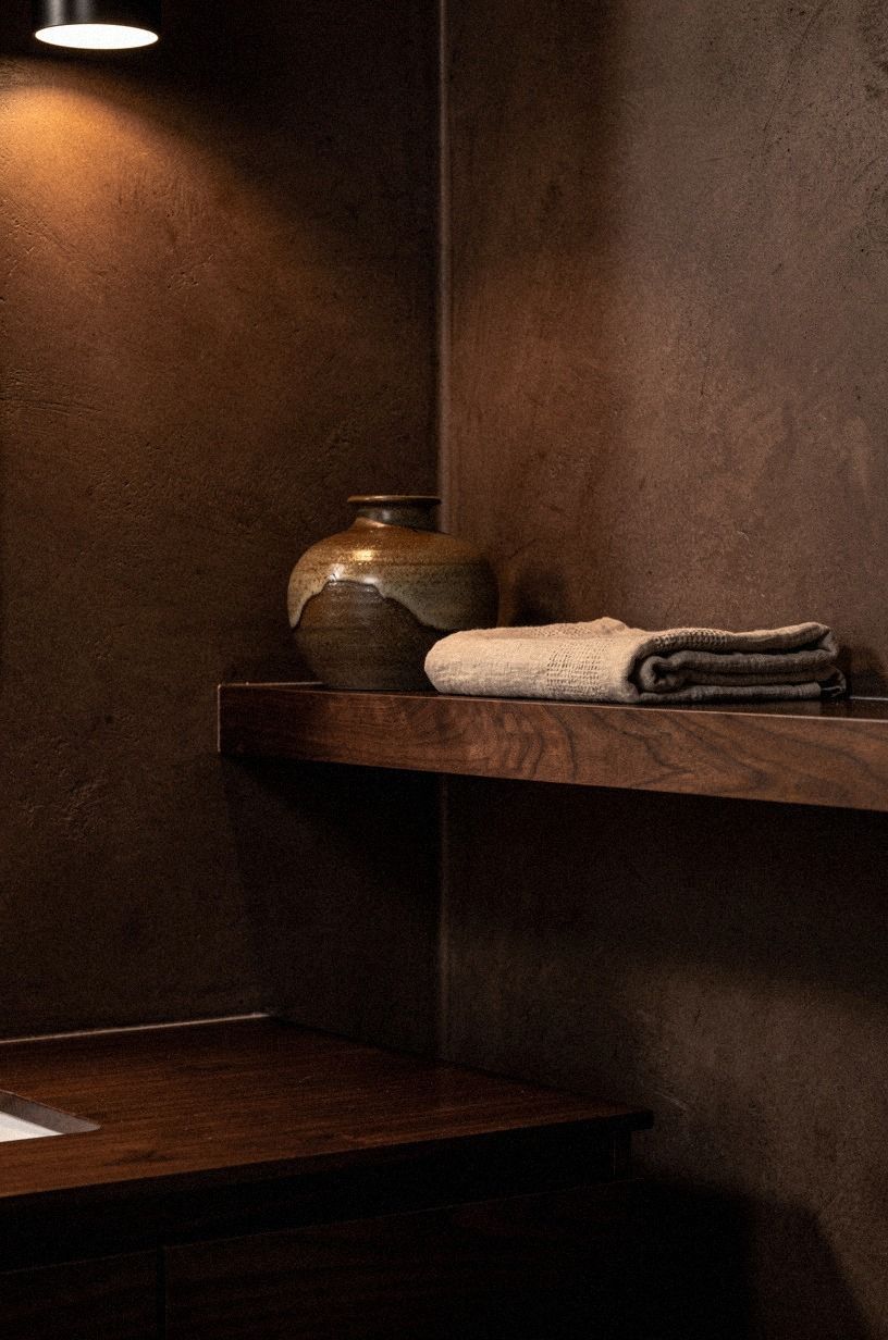 Style a Narrow Shelf With Restraint
